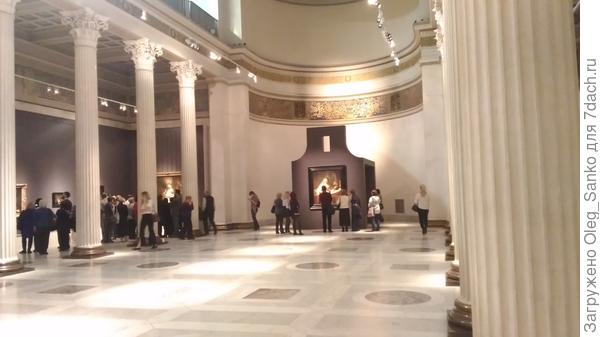 В Белом зале экспонировались наиболее ценные работы