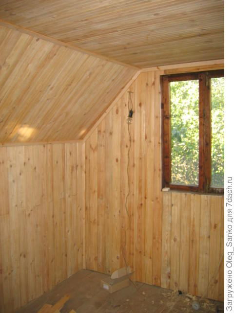 Находясь в этой мансарде, чувствуется, что потолок &amp;quot;давит&amp;quot;