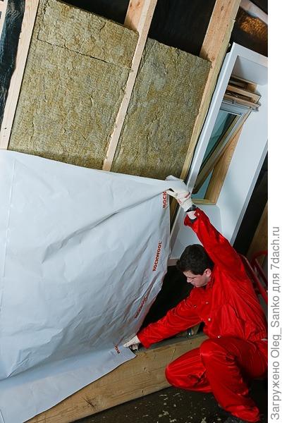 Натягивание пароизоляционной мембраны