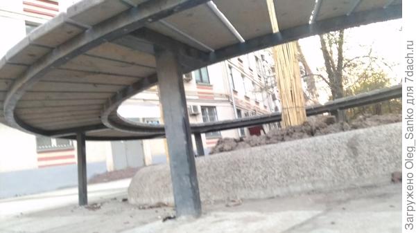 Круговая скамейка, вид снизу