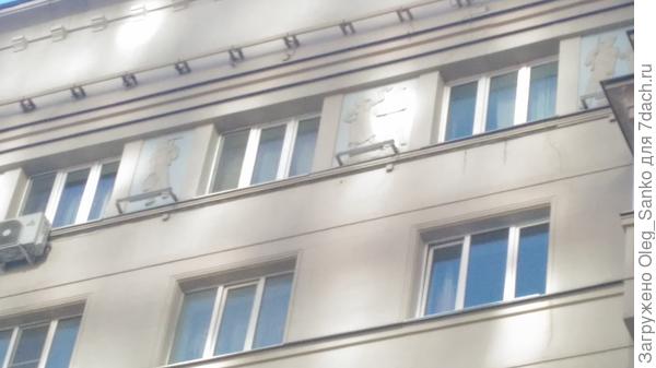Фризы по верхнему этажу