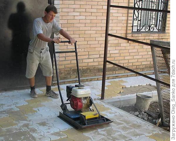 Вирационное воздействие на плитку снизит ресурс ее эксплуатации.