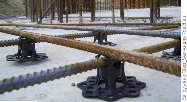 Стульчик, приподнимающий арматуру над поверхностью и обеспечивающий максимальное соприкосновение металла и бетонной смеси.