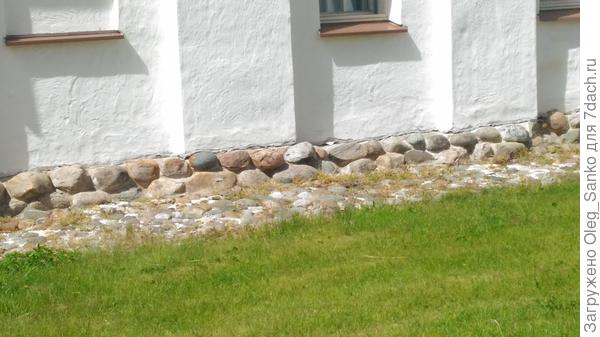 Использован мелкий булыжник