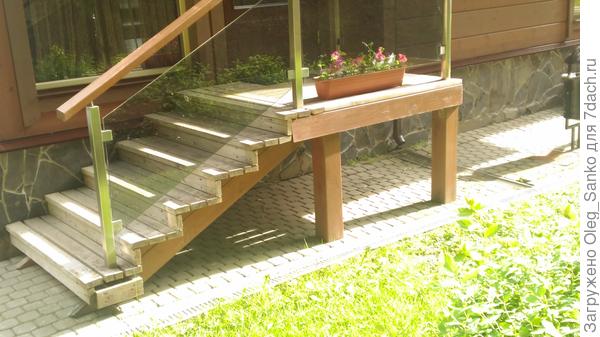 Вся лестница оперта на два клинышка