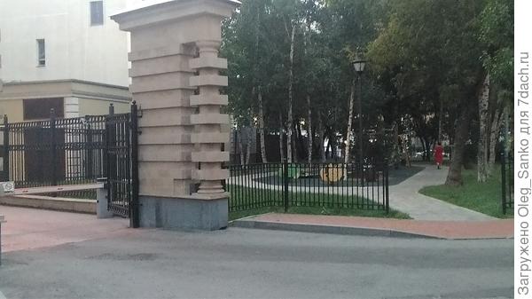 Соседство двух выходов - бесспорная ошибка проектировщиков