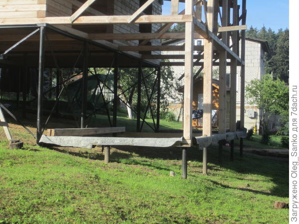 До берега рукотворного моря - метров 150.