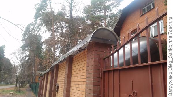 Защита забора от дождя.