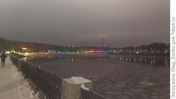 На правом берегу - стадион Лужники