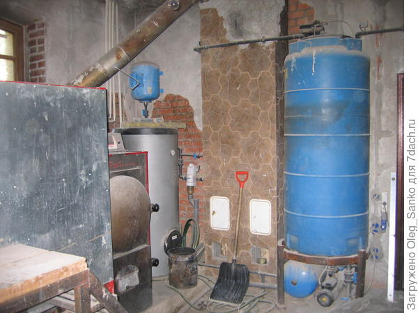 Слева- бункер для пеллет.