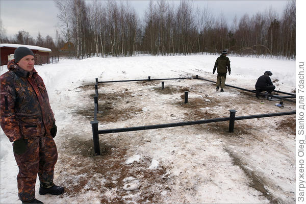 Сваи объединяют металлическим ростверком