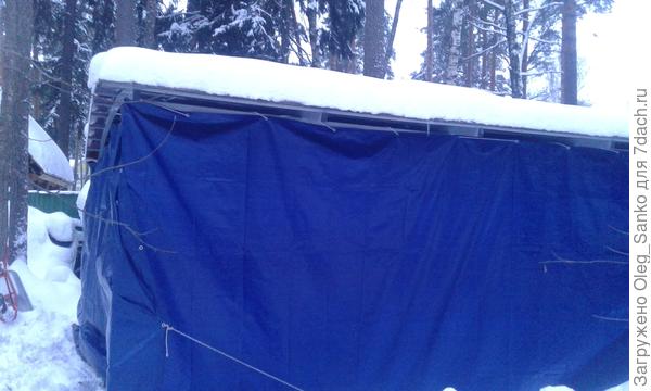 На крыше осталось немного снега