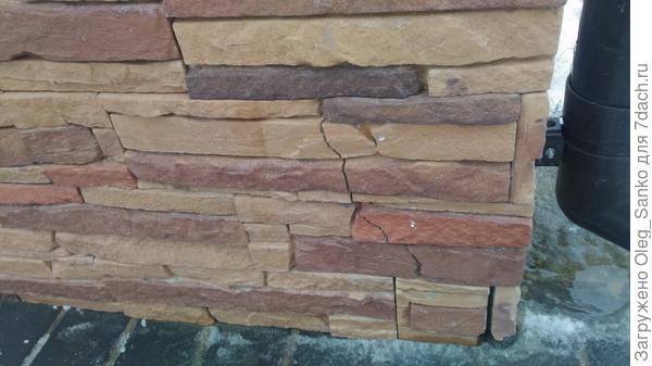 Трещина разорвала достойную облицовку цоколя.