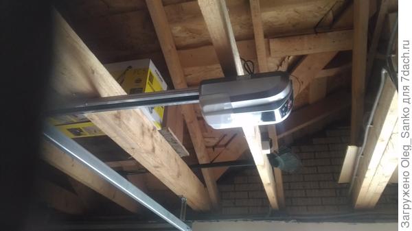 Тяговая лебедка для подъема полотна ворот.