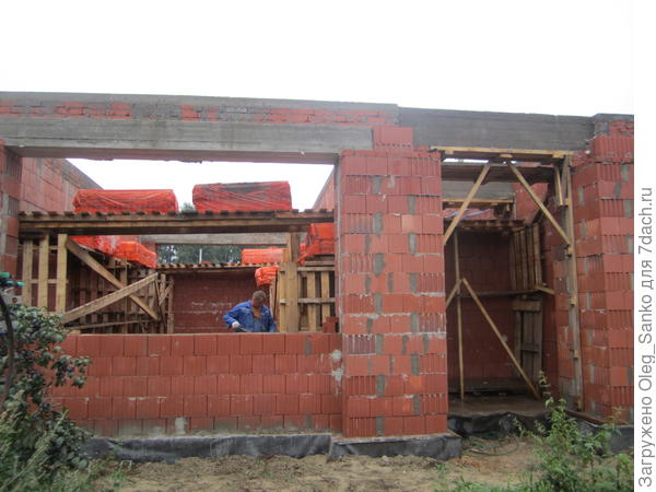 Стены сложены из термоблоков