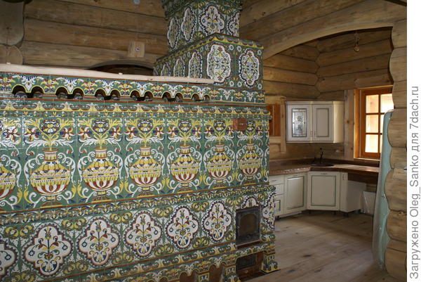 Не обязательно  украшать печку изразцами. Но красиво!