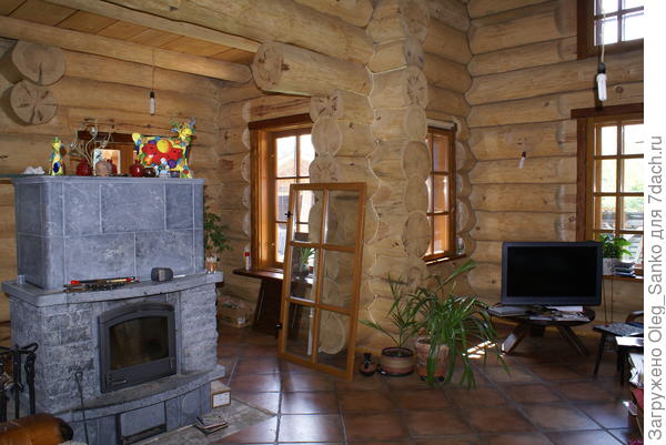 Тут и телевизор, и камин, и простор второго света.