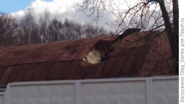 Пролом крыши после снегопада.
