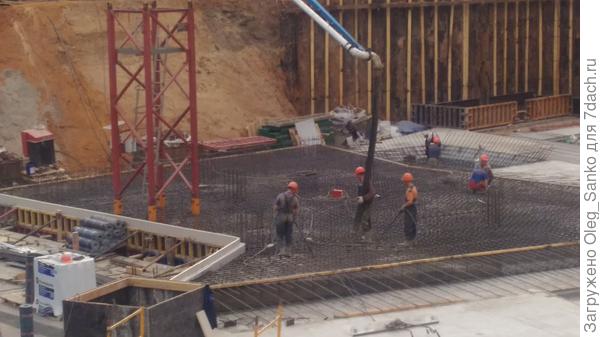 Заливка бетонной смеси в