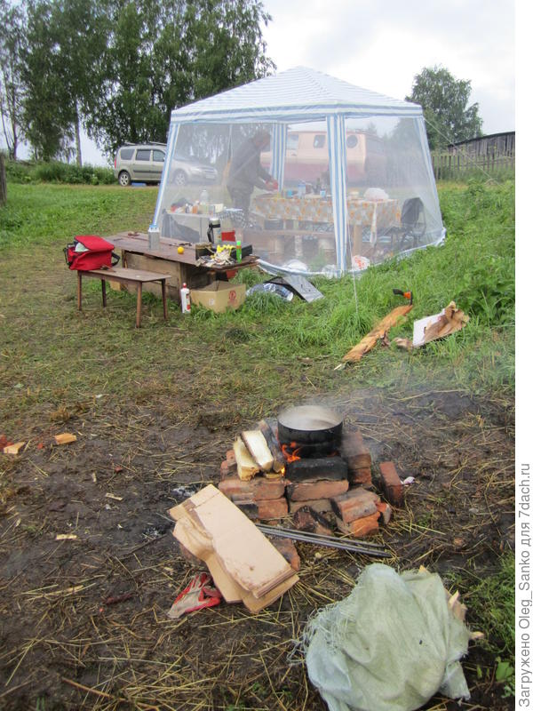 Костровое место было расположено заведомо далеко от шатра, чтобы случайная искра не долетела до его расположения.