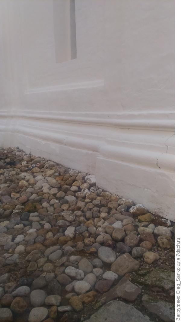 Отмостка в Пафнутьевском монастыре