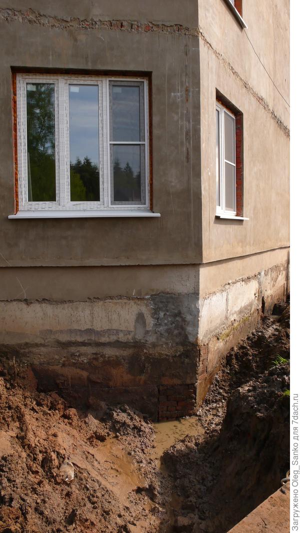 Такую стену сначала требуется гидроизолировать, а потом уже и  утеплить.