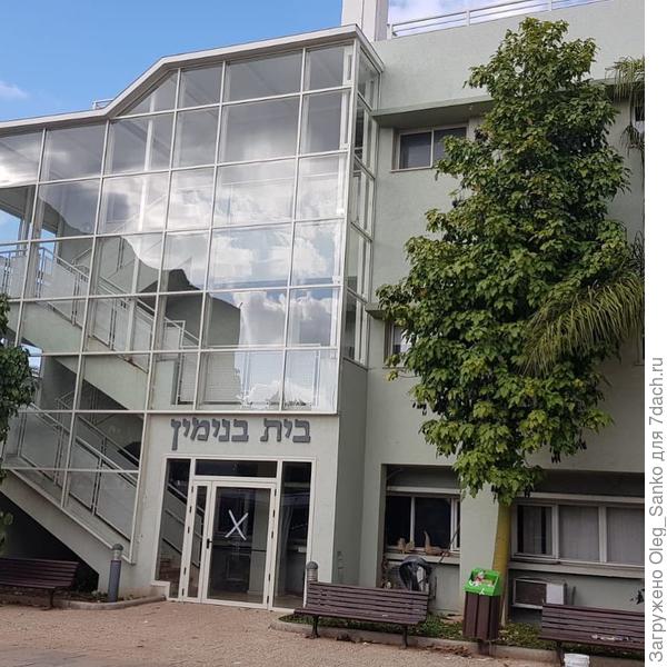 Здание средней школы