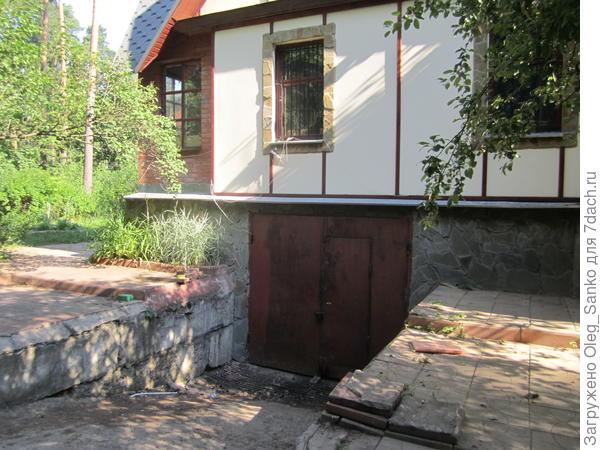 Гараж под домом.
