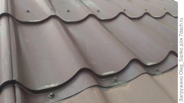 Неправильный монтаж саморезами.