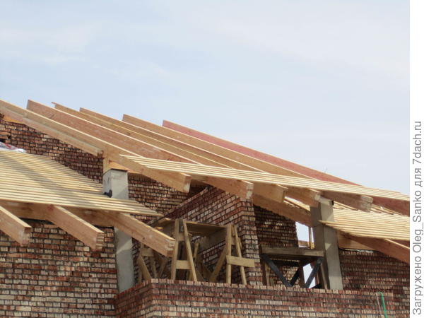 Монтаж стропильной системы достаточно плоской крыши
