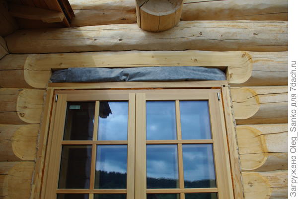 Компенсационный зазор расположен  над окном