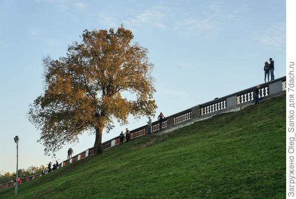 Верхний гребень холма, предположительно именно здесь предполагалась установку монумента