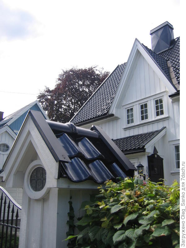 Столбик ворот защищен от дождей основательно.