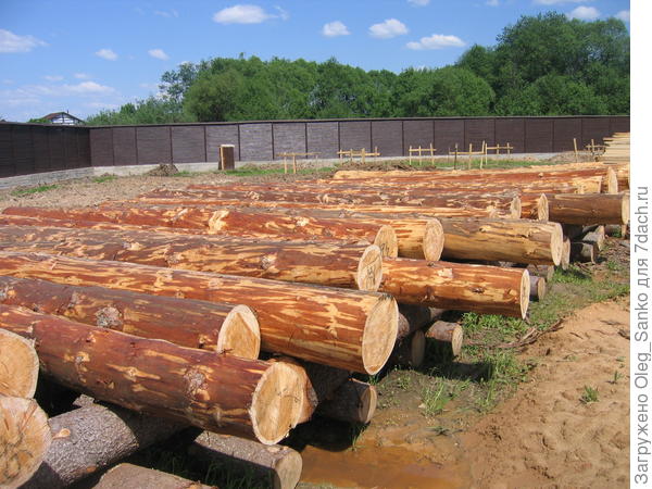 Бревна перед сборкой бревенчатого сруба