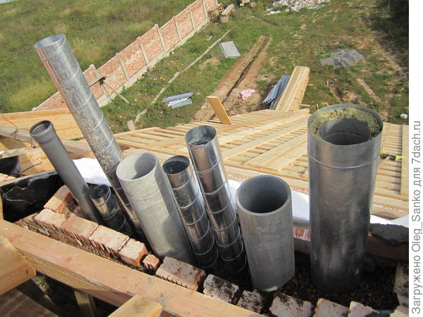 Одна из этих труб является вентиляционной для подвала.