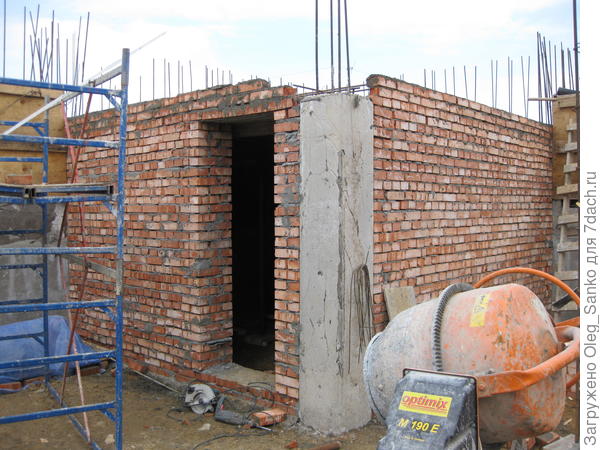Свайный фундамент с кирпичными стенами