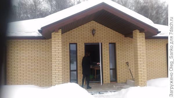 Вход в гараж на две машины.