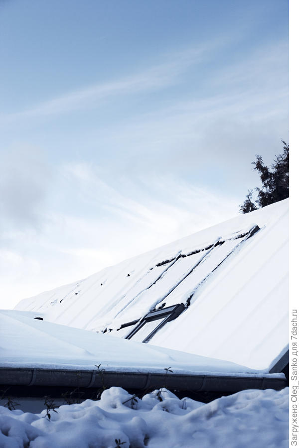 Слой снега на мансардном окне
