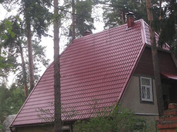 Крыша из металлочерепицы. Фото автора.