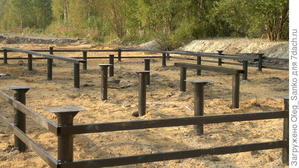 Винтовые сваи объединены металлическим ростверком.