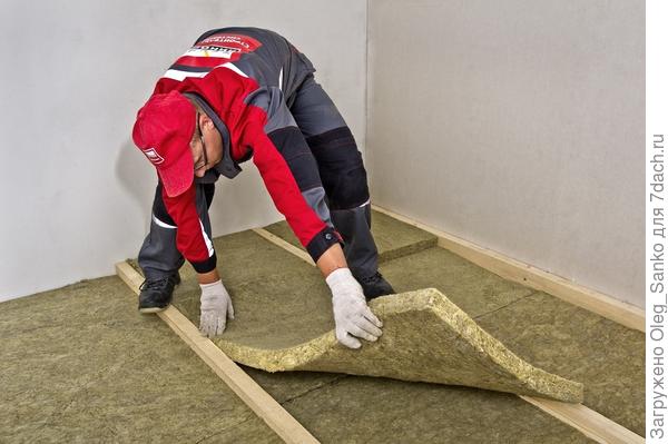 Звукоизоляционные плиты укладываются враспор между направляющими