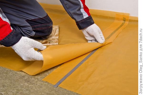 Укладка пароизолирующей мембраны
