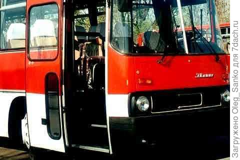 Открывающаяся дверь автобуса