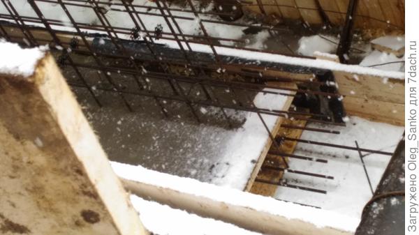 Укладка арматуры под будущий фундамент