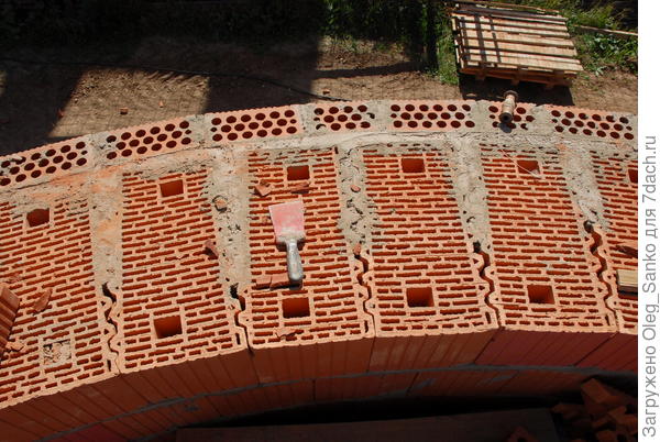 кладка высокопоризованных блоков длиной 51 см.  Им уже не требуется теплоизолятор