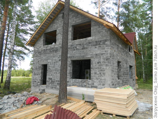 дом выложен из полнотелых бетонных блоков