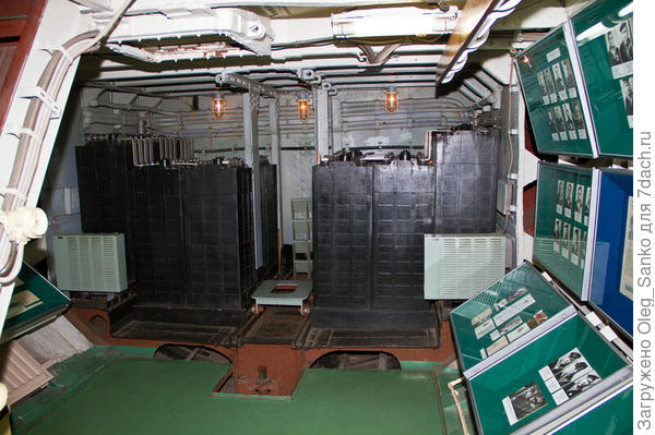 На заднем плане - аккумуляторные батареи.