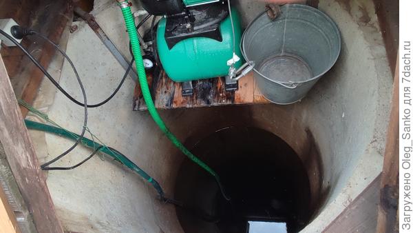 На переднем плане - насосная станция