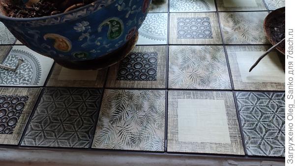 Фрагмент подоконника с цветочными горшками.