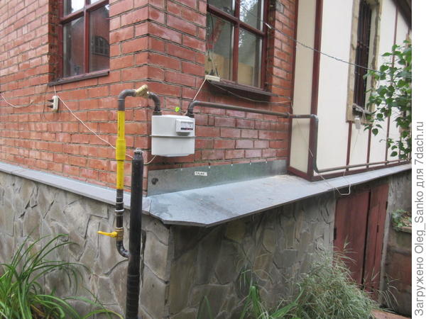 Установка газового счетчика на углу закородного дома